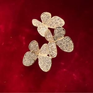 Brooch and pendant.
